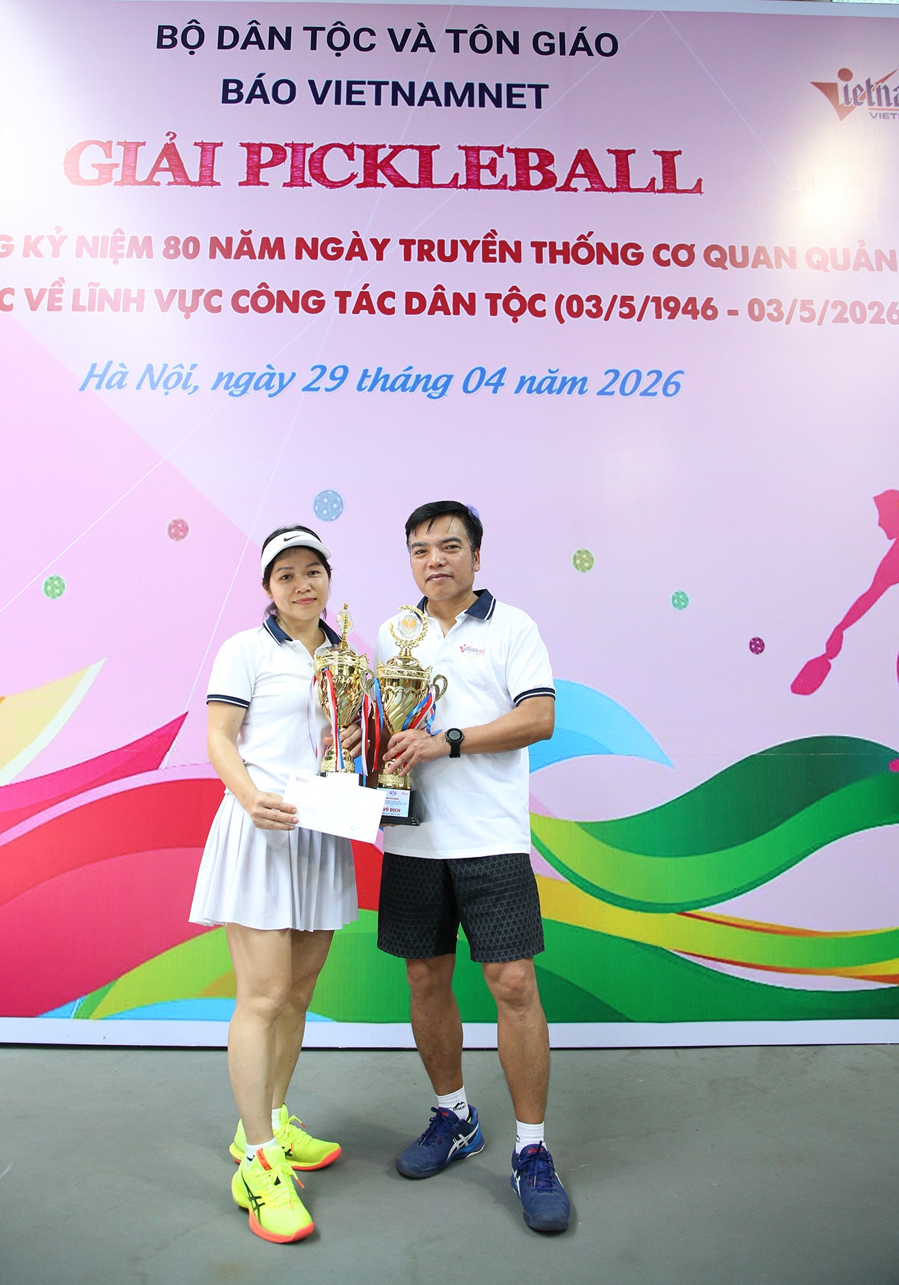 Cặp vận động viên Trầm Sâm - Nguyễn Thị Quỳnh Mai giành chức vô địch đôi nam- nữ nhóm tuổi trên 45