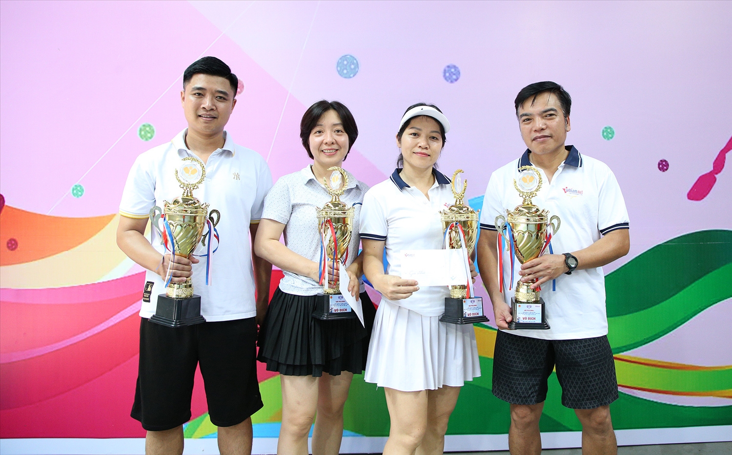 Hai cặp vận động viên vô địch hai nhóm tuổi với những chiếc Cup vô địch xứng đáng