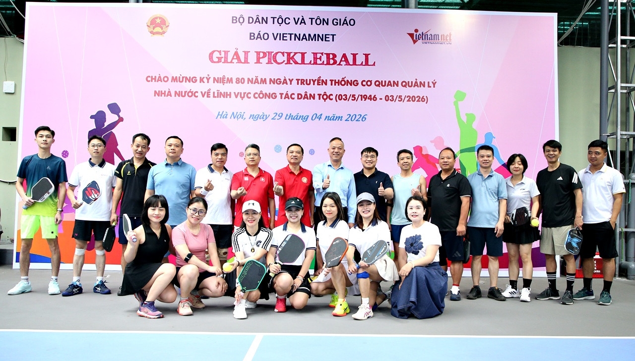 Các VĐV chụp ảnh trước giờ khởi tranh.