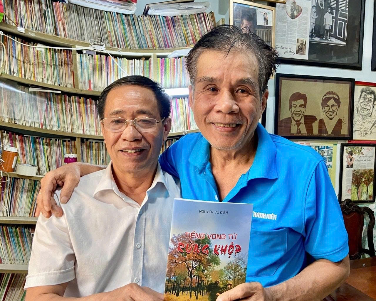 Ông Nguyễn Vũ Điền tặng sách cho đồng đội.