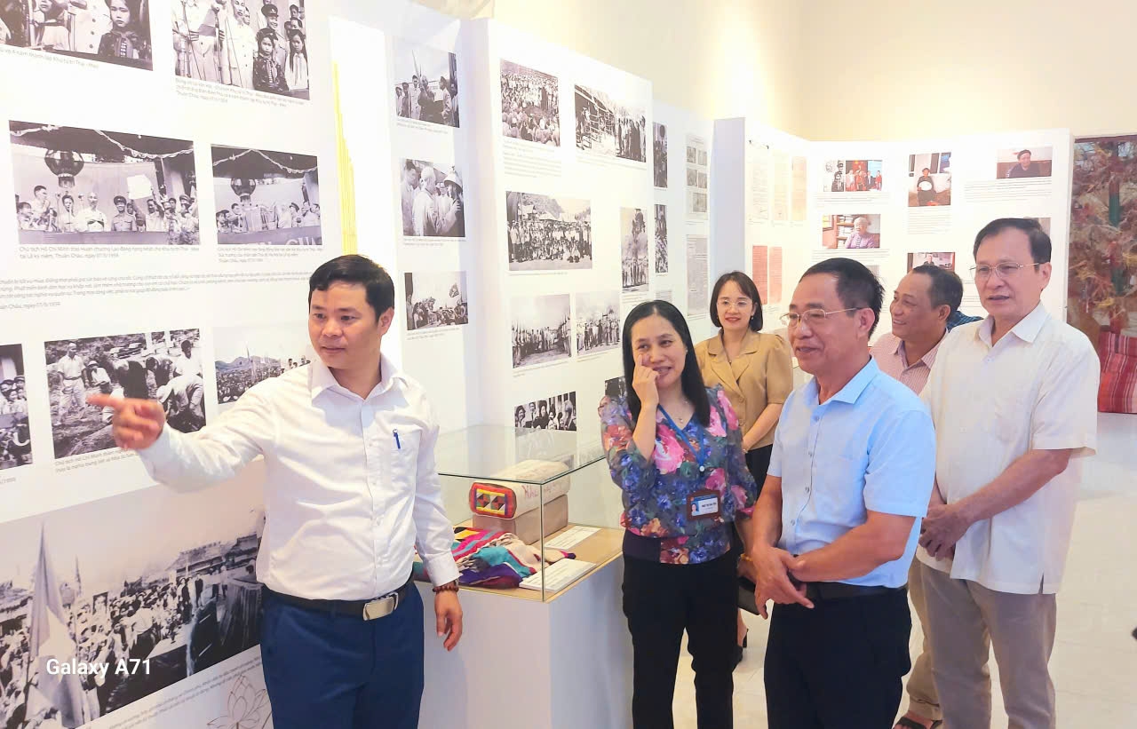 Ông Nguyễn Vũ Điền (áo xanh) - Nguyên Phó Trưởng Ban Dân tộc tỉnh Sơn La tham quan triển lãm về chủ đề lịch sử