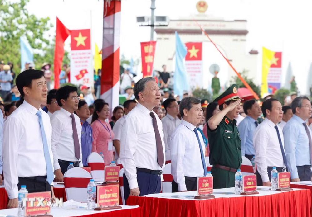 Tổng Bí thư, Chủ tịch nước Tô Lâm và các đại biểu dự Lễ Thượng cờ ""Thống nhất non sông" năm 2026 - Ảnh: TTXVN