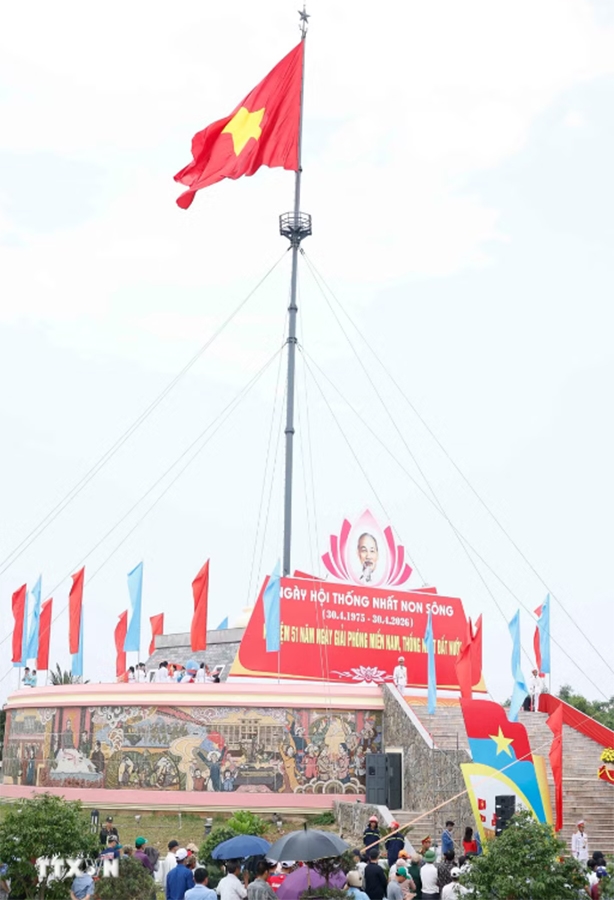 Lễ Thượng cờ ""Thống nhất non sông" năm 2026, được tổ chức trọng thể tại Kỳ đài Tổ quốc ở Khu di tích Quốc gia đặc biệt Đôi bờ Hiền Lương-Bến Hải, tỉnh Quảng Trị - Ảnh: TTXVN