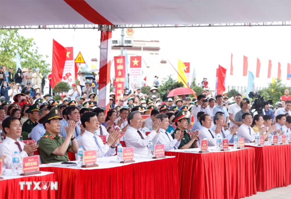 Tổng Bí thư, Chủ tịch nước Tô Lâm và các đại biểu dự Lễ Thượng cờ ""Thống nhất non sông" năm 2026 - Ảnh: TTXVN