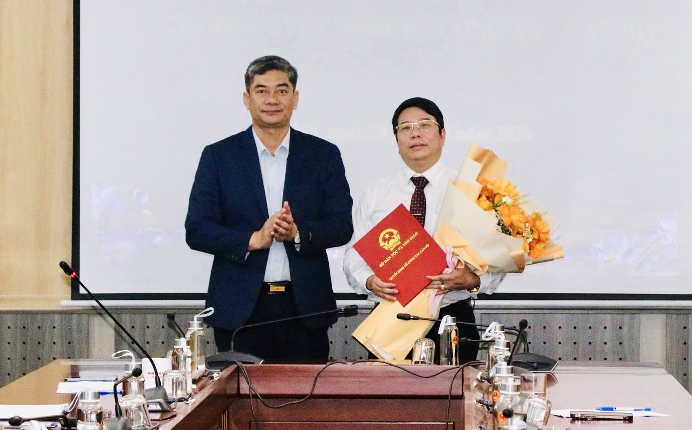 Thứ trưởng Y Vinh Tơr trao Quyết định bổ nhiệm Phó Vụ trưởng Vụ Tuyên truyền công tác dân tộc, tôn giáo cho ông Nguyễn Viết Hưng.