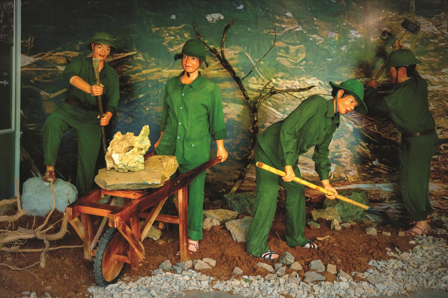  Dưới cánh rừng đầy những sắc hoa phong lan, Bộ đội Trường Sơn cùng với TNXP đã tạo nên một trong những kỳ tích về đường mòn Hồ Chí Minh huyền thoại