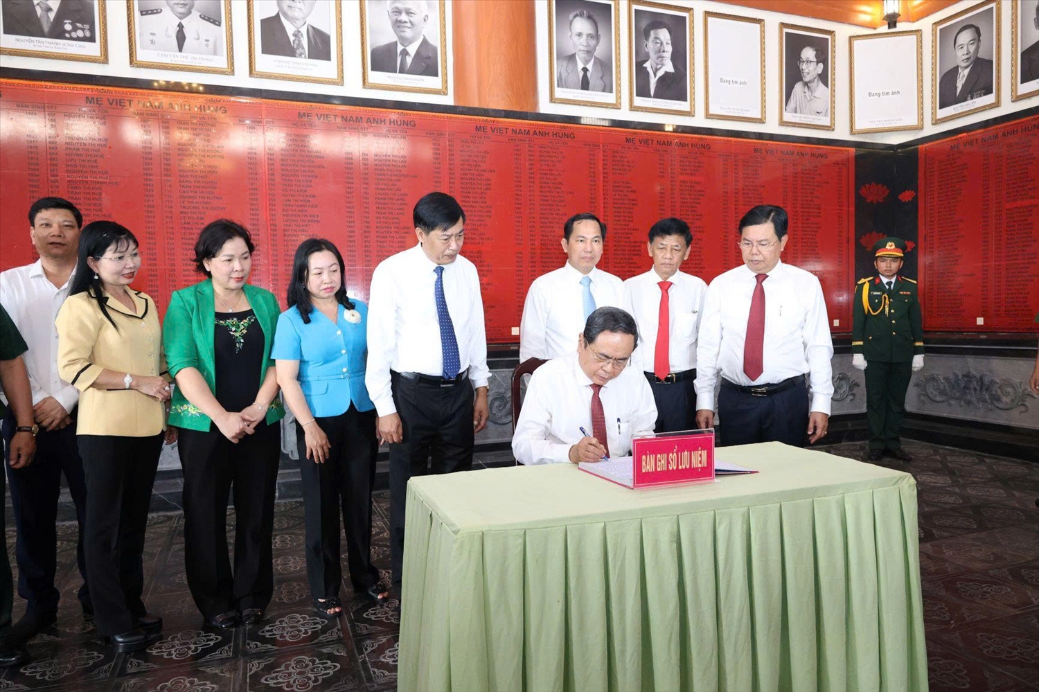 Chủ tịch Quốc hội Trần Thanh Mẫn ghi sổ lưu niệm, tại Đền tưởng niệm các Anh hùng liệt sĩ tỉnh An Giang 