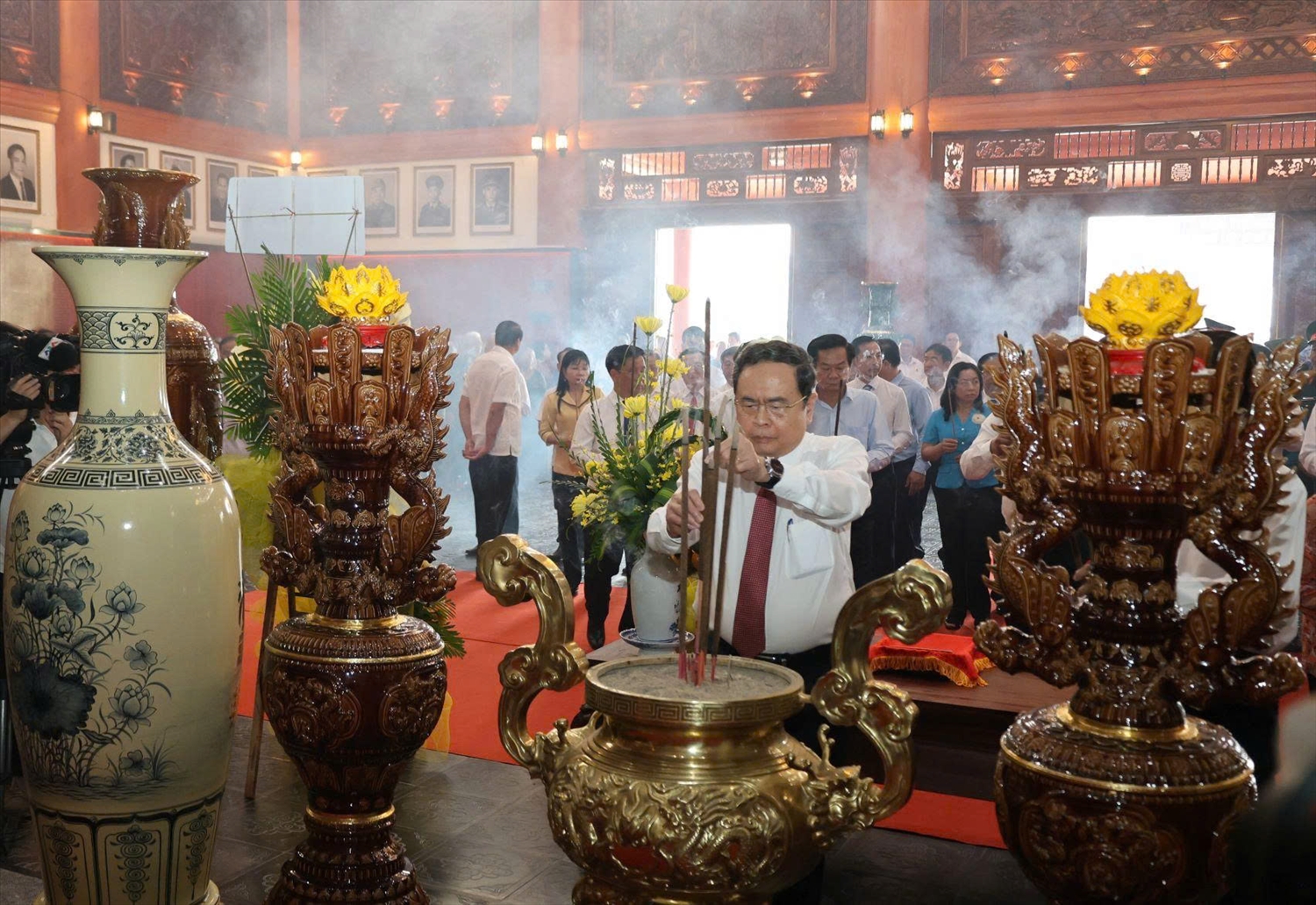 Chủ tịch Quốc hội Trần Thanh Mẫn dâng hương tại Đền tưởng niệm các Anh hùng liệt sĩ