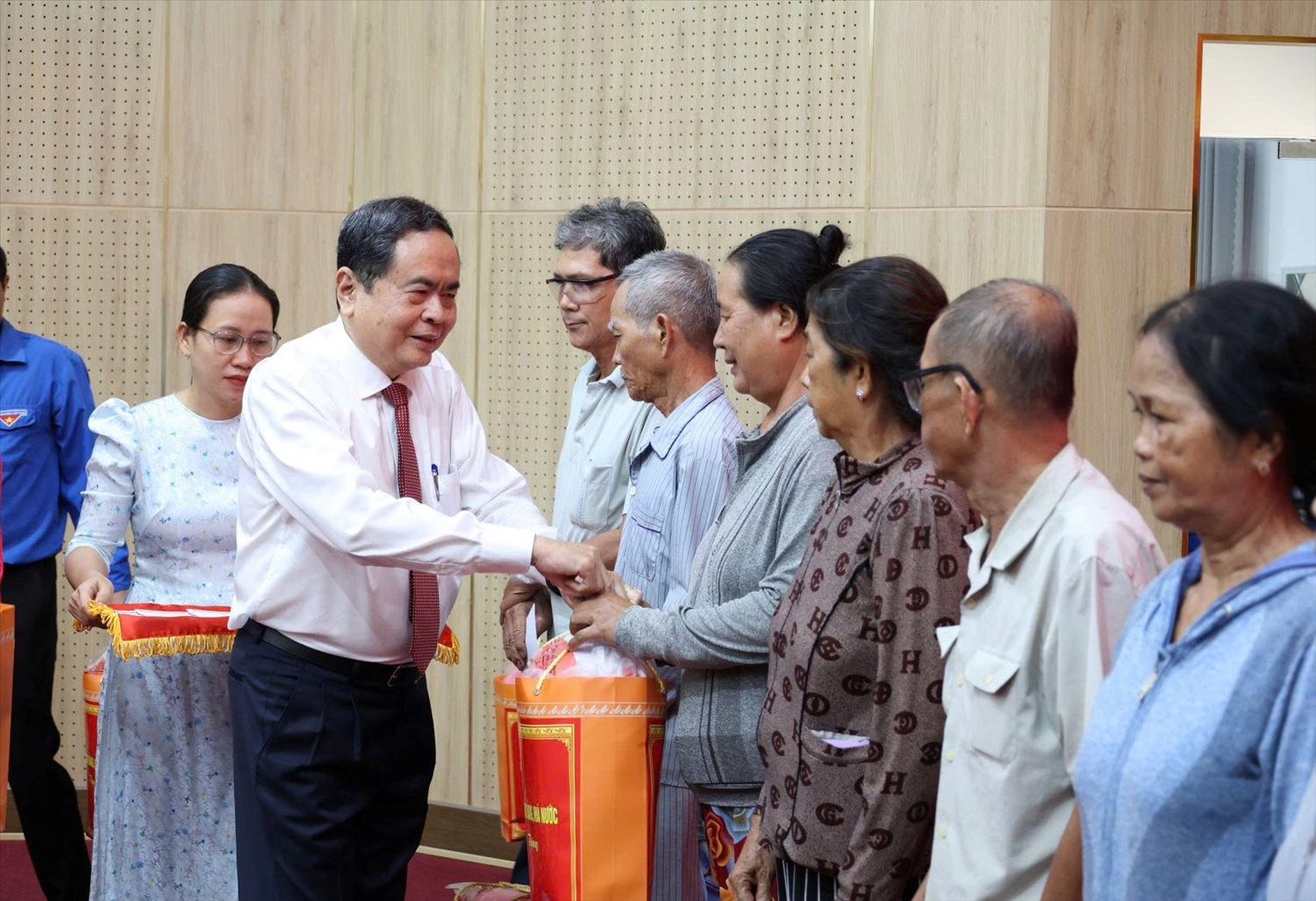 Chủ tịch Quốc hội Trần Thanh Mẫn tặng quà gia đình chính sách