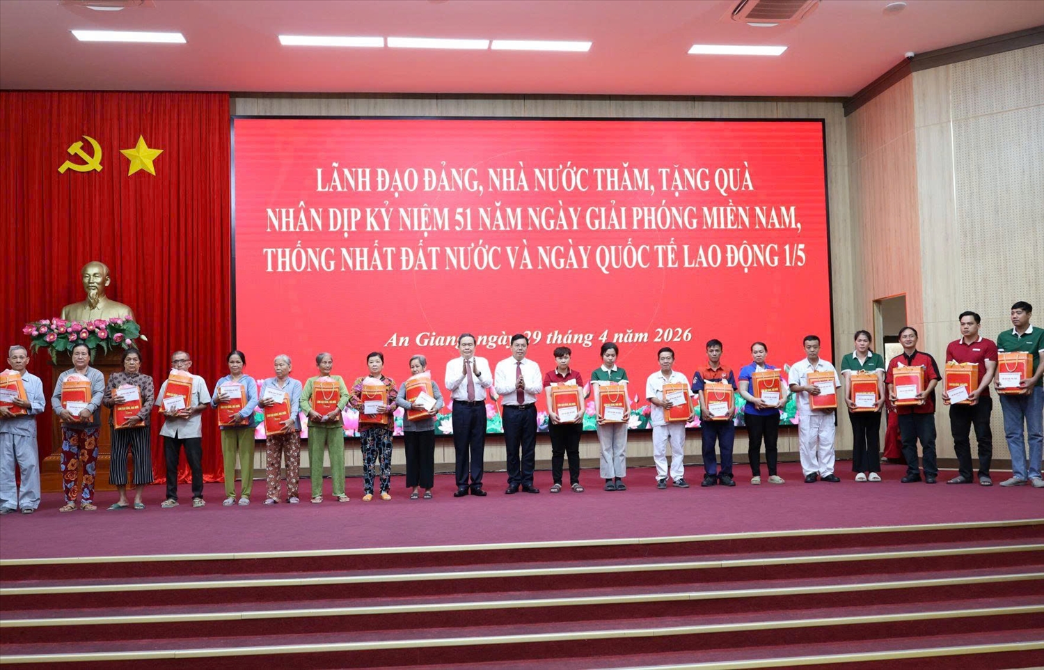  Chủ tịch Quốc hội Trần Thanh Mẫn và Bí thư Tỉnh uỷ Nguyễn Tiến Hải trao quà gia đình chính sách và công nhân lao động tại trụ sở Tỉnh uỷ An Giang 