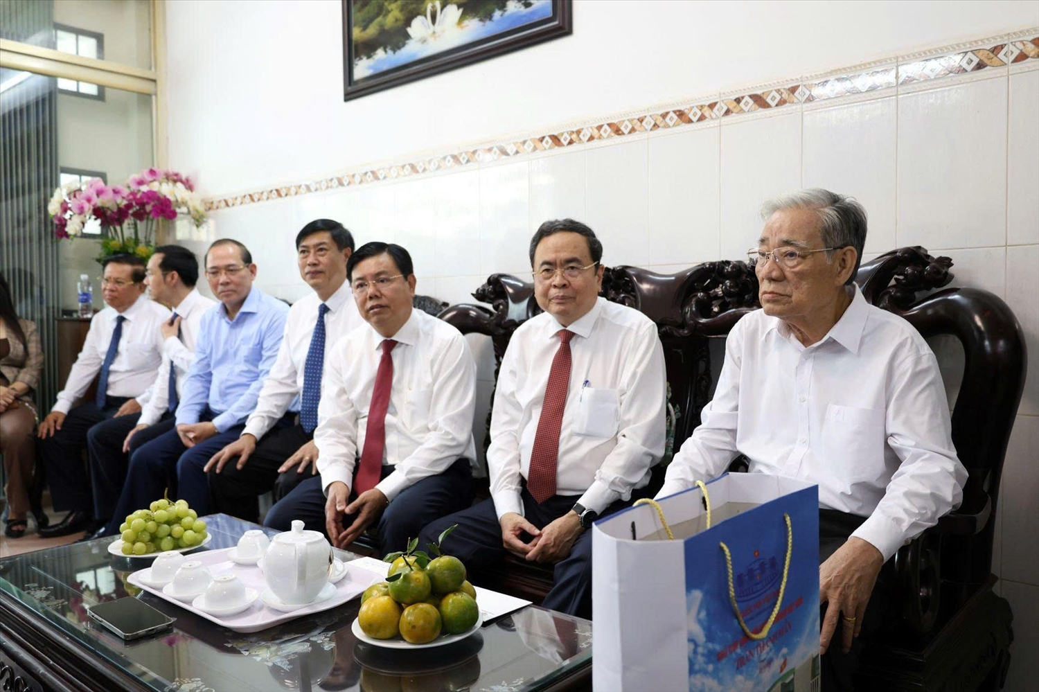 Chủ tịch Quốc hội Trần Thanh Mẫn thăm, tặng quà đến ông Bùi Văn Truyện thương binh 