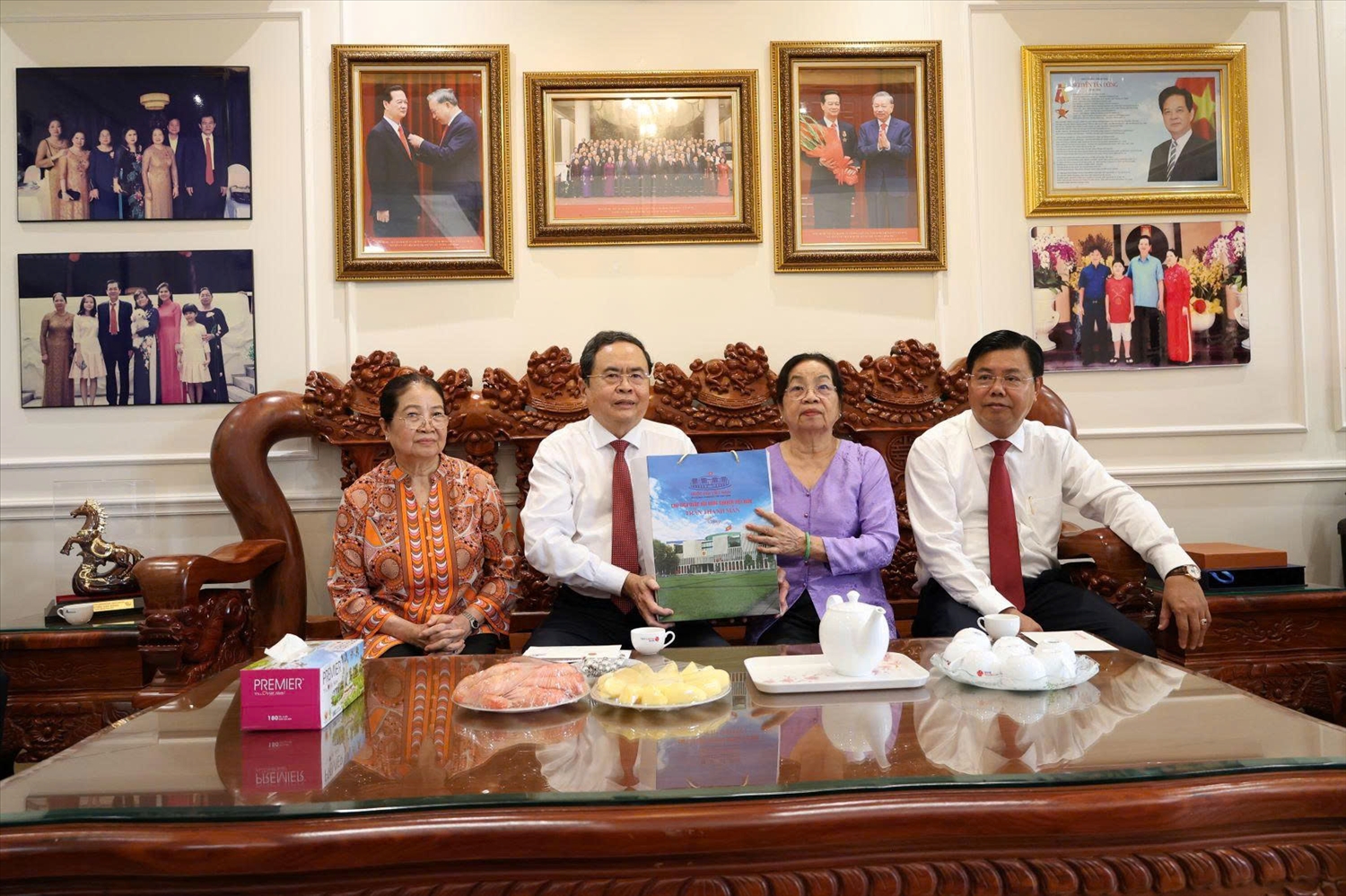 Chủ tịch Quốc hội Trần Thanh Mẫn thăm hỏi và tặng quà gia đình bà Trần Thuỷ Cần - vợ Liệt sĩ 