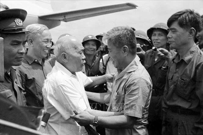 Sáng 13/5/1975, các lãnh đạo Trung ương Cục và quân dân miền Nam ra sân bay Tân Sơn Nhất đón Chủ tịch Tôn Đức Thắng dẫn đầu đoàn đại biểu BCH TƯ Đảng Lao động Việt Nam, Chính phủ Việt Nam Dân chủ cộng hòa và Mặt trận Tổ quốc Việt Nam vào dự lễ mừng chiến thắng tại Sài Gòn. Ảnh: Văn Bảo - TTXVN
