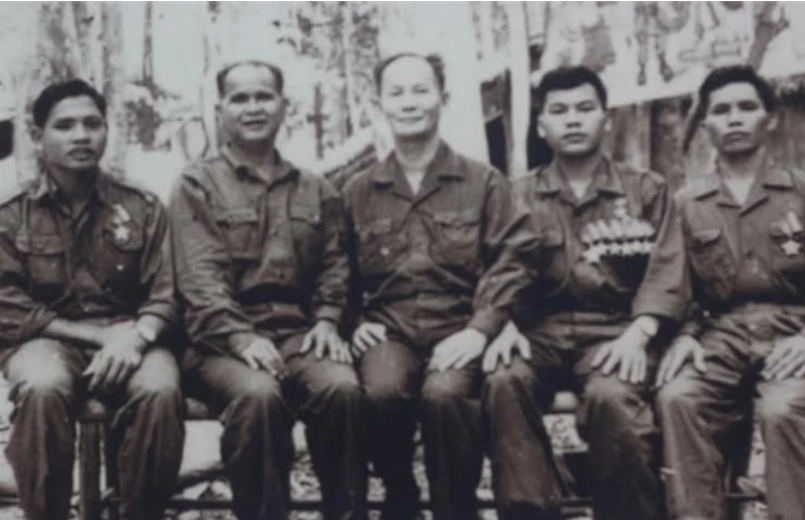 Anh hùng Núp, Anh hùng Rơ Chăm Ơk, Kpă Klơng, Kpuih Thu và ông Nguyễn Thế Minh tại mặt trận B3 năm 1972. Ảnh trưng bày tại triển lãm giới thiệu cuộc đời và sự nghiệp của anh hùng Đinh Núp do Hội Văn hóa Nghệ thuật tỉnh Gia Lai tổ chức