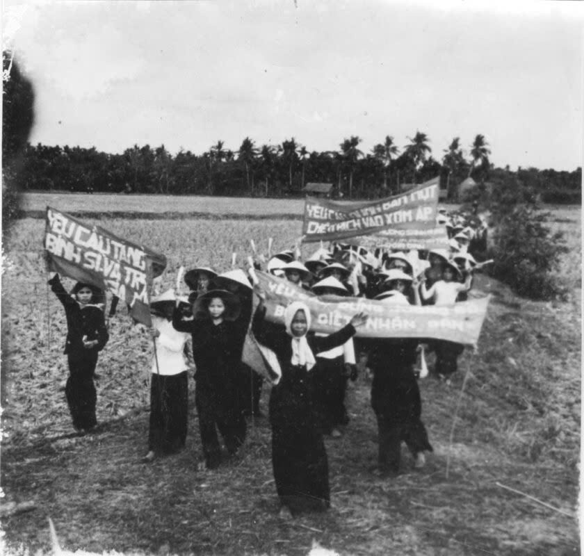 Phụ nữ Tây Nam Bộ phát huy khí thế tiến công của “đội quân tóc dài”, đóng góp vào thành công chung của cuộc kháng chiến chống Mỹ cứu nước. Ảnh tư liệu