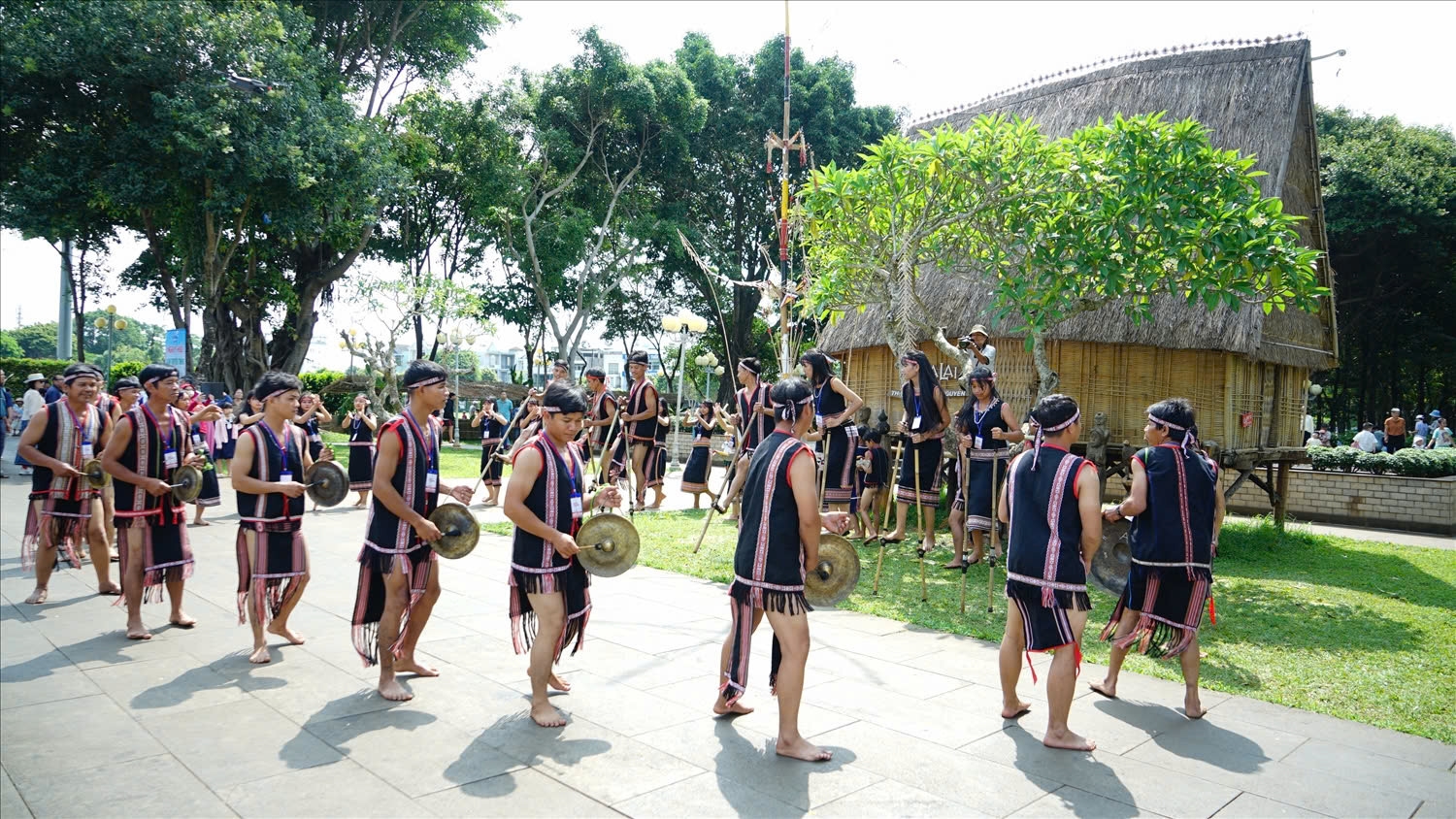 Nhờ sự quan tâm của Đảng, Nhà nước, các chính sách bảo tồn và phát huy giá trị văn hóa truyền thống của đồng bào các dân tộc thiểu số ngày càng được quan tâm. Trong ảnh: Đoàn nghệ nhân Gia Rai - xã Ia Khươl trình diễn cồng chiêng tại Ngày hội Văn hoá các dân tộc tỉnh Gia Lai lần thứ 1 năm 2026