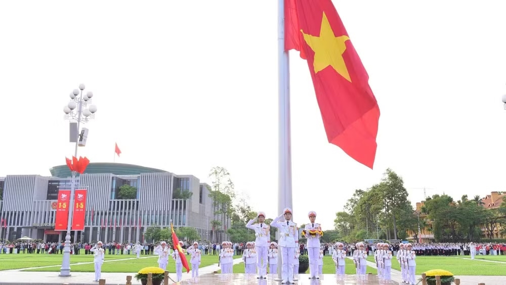 Lễ thượng cờ, chào cờ nào cũng luôn được tiến hành một cách trang nghiêm, trang trọng nhất. Nhưng trong đúng sáng 30/4 lịch sử, không khí buổi lễ lại càng trở nên hào hùng hơn.
