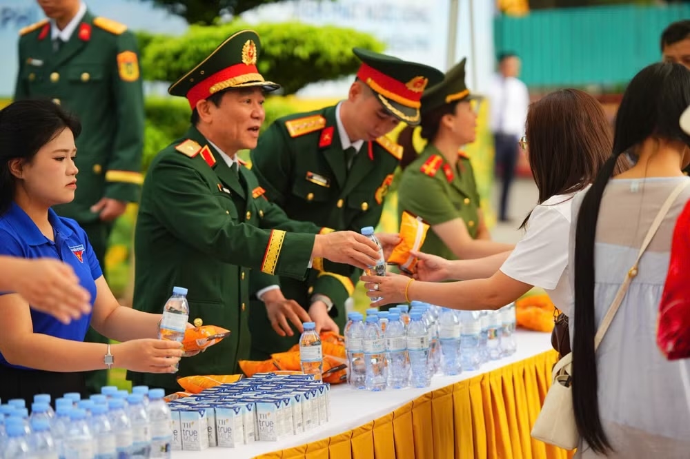 Phát nước miễn phí cho người dân.