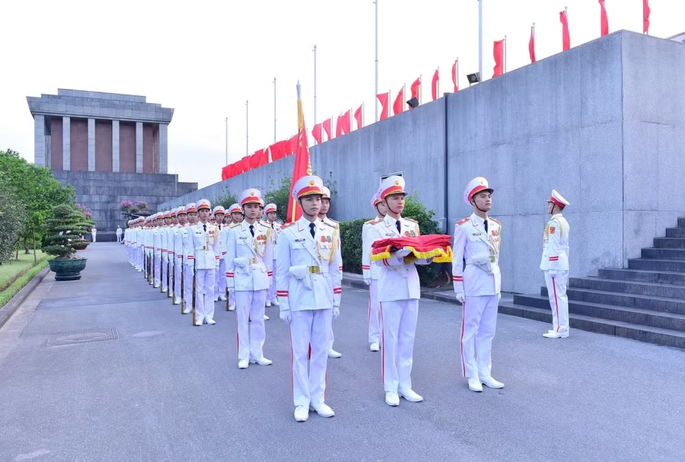 Đúng 5 giờ 50 phút, Đội tiêu binh danh dự xuất phát từ phía sau Lăng Chủ tịch Hồ Chí Minh.