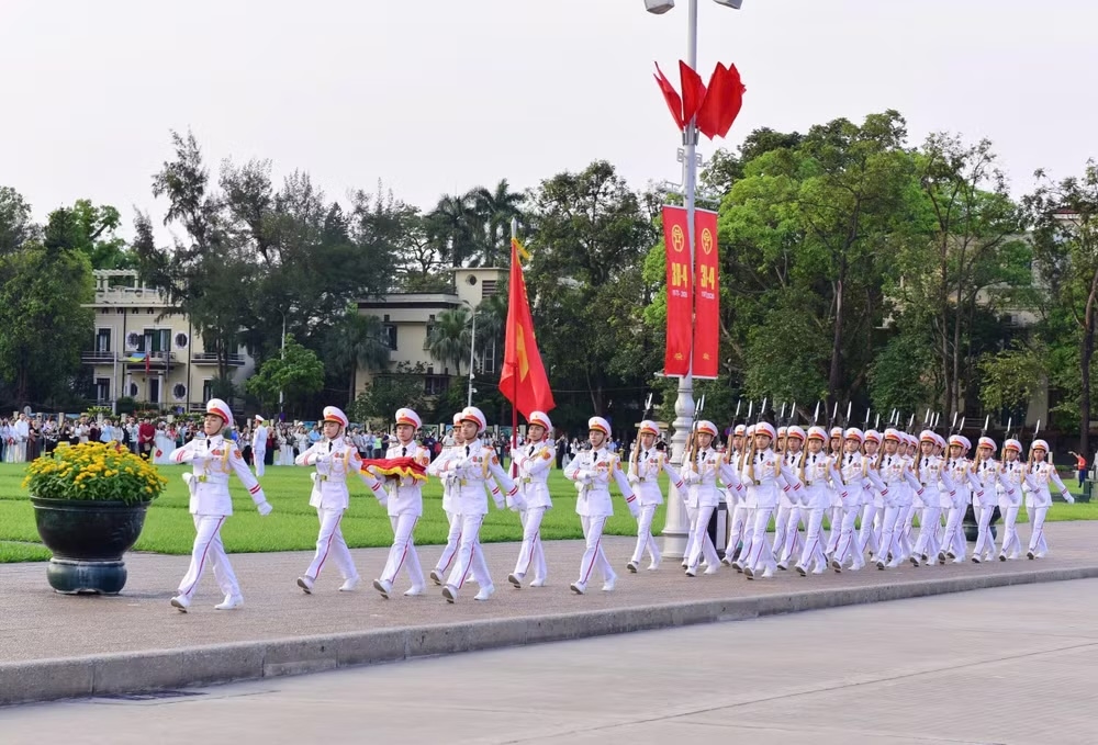 Đoàn hành lễ khởi hành từ phía sau Lăng Chủ tịch Hồ Chí Minh. Dẫn đầu đoàn là quân kỳ Quyết thắng.