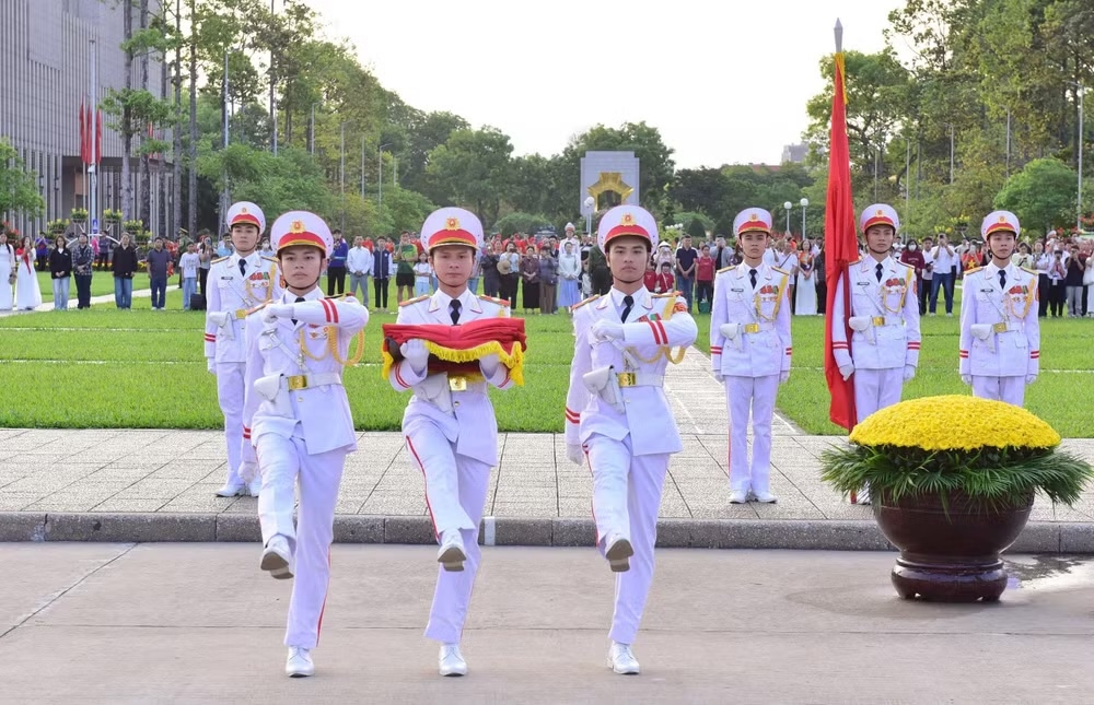 3 chiến sĩ hồng kỳ nghiêm trang bước lên bục chuẩn bị thực hiện các nghi thức chính.