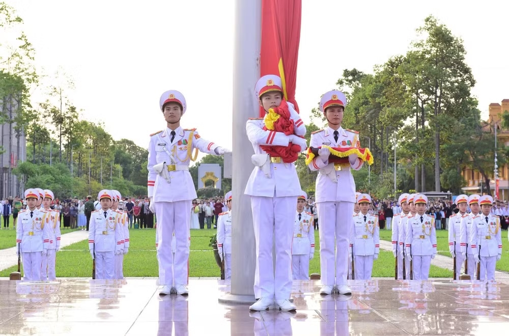 Các chiến sĩ thực hiện nghi thức thượng cờ.