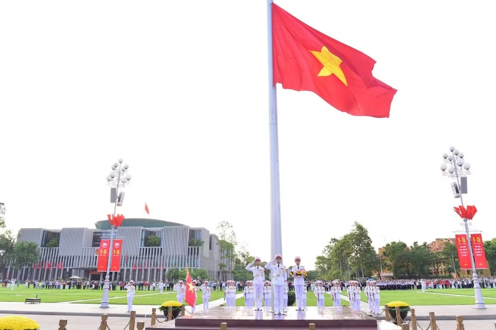 Các chiến sĩ thực hiện nghi thức thượng cờ.