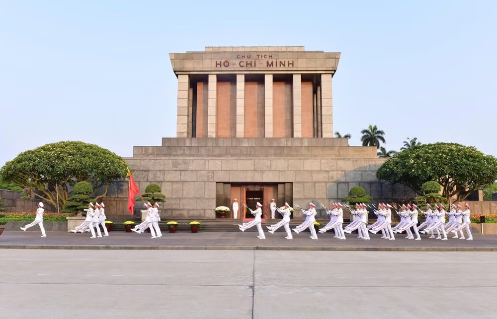 Đội tiêu binh diễu hành một vòng qua cửa Lăng.