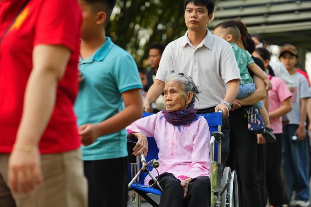 Trong buổi sáng 30/4, rất đông người dân đã đến Lăng Chủ tịch Hồ Chí Minh.