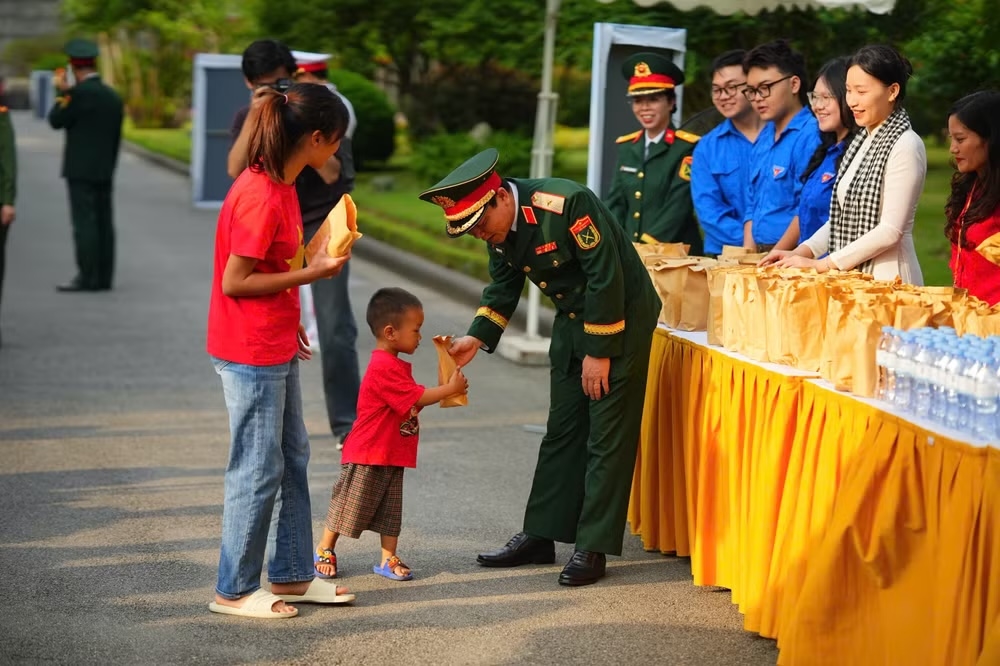 Phát đồ ăn miễn phí cho người dân.