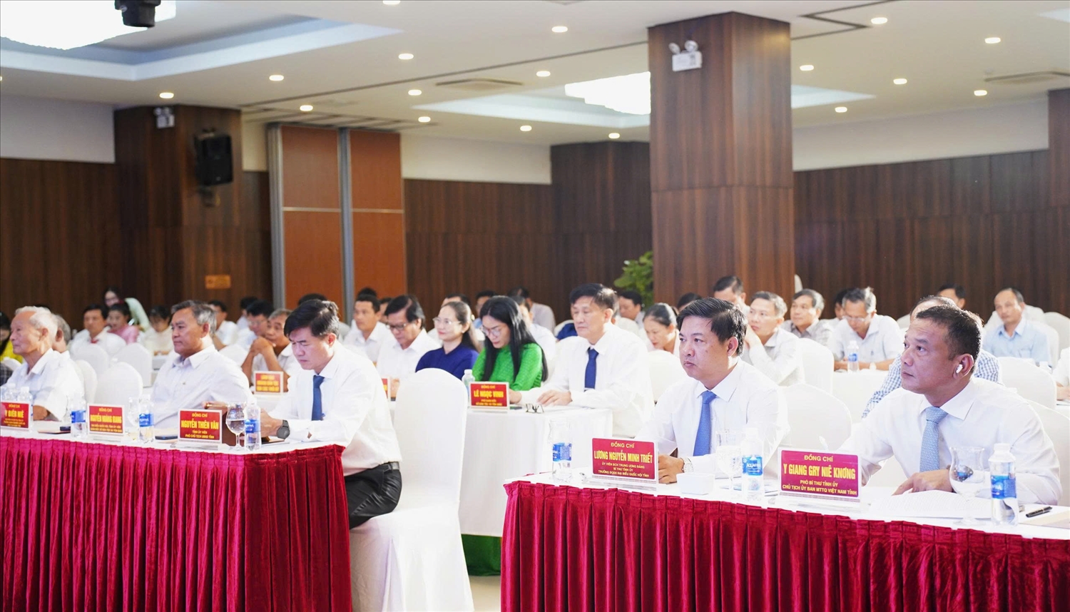 Các đại biểu tham dự toạ đàm. (Ảnh LH)