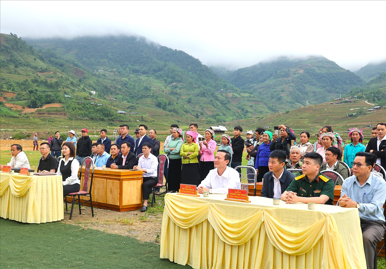Lãnh đạo xã và đông đảo Nhân dân, du khách tại Lễ khai mạc