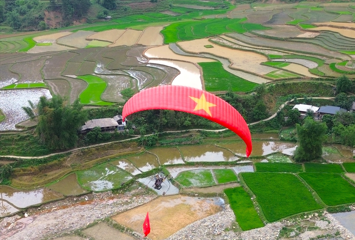 Festival dù lượn sẽ mang đến cho du khách cơ hội trải nghiệm bay lượn giữa không trung, chiêm ngưỡng toàn cảnh cánh đồng Tú Lệ từ trên cao. 