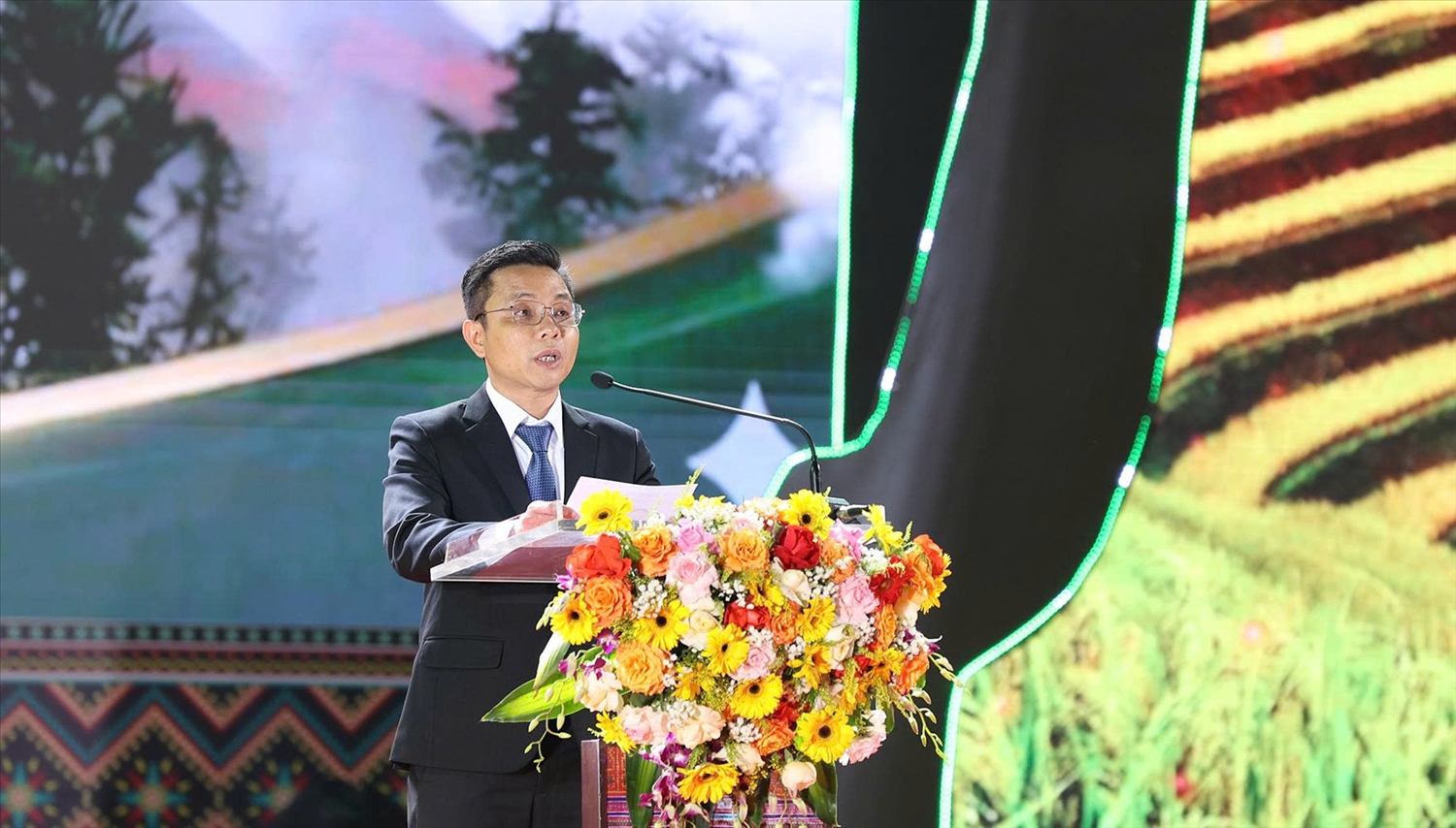 Phó Chủ tịch UBND phường Sa Pa Nguyễn Phước Toàn phát biểu khai mạc (Ảnh Trọng Bảo)