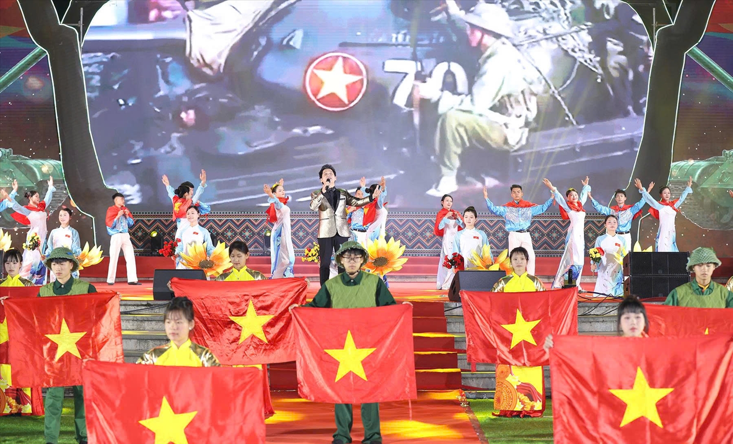 Các tiết mục văn nghệ quy tụ nhiều nghệ sĩ nổi tiếng như: Trọng Tấn, Võ Hạ Trâm, Minh Quân... (Ảnh Trọng Bảo)