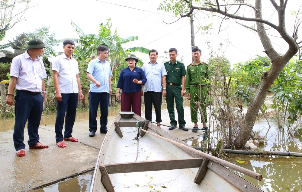 Bà Nguyễn Thị Sửu khảo sát thực tế đời sống của người dân vùng trũng thấp, lắng nghe ý kiến cử tri về công tác phòng chống thiên tai, hỗ trợ sinh kế sau mưa lũ tại phường Phong Phú, TP. Huế.