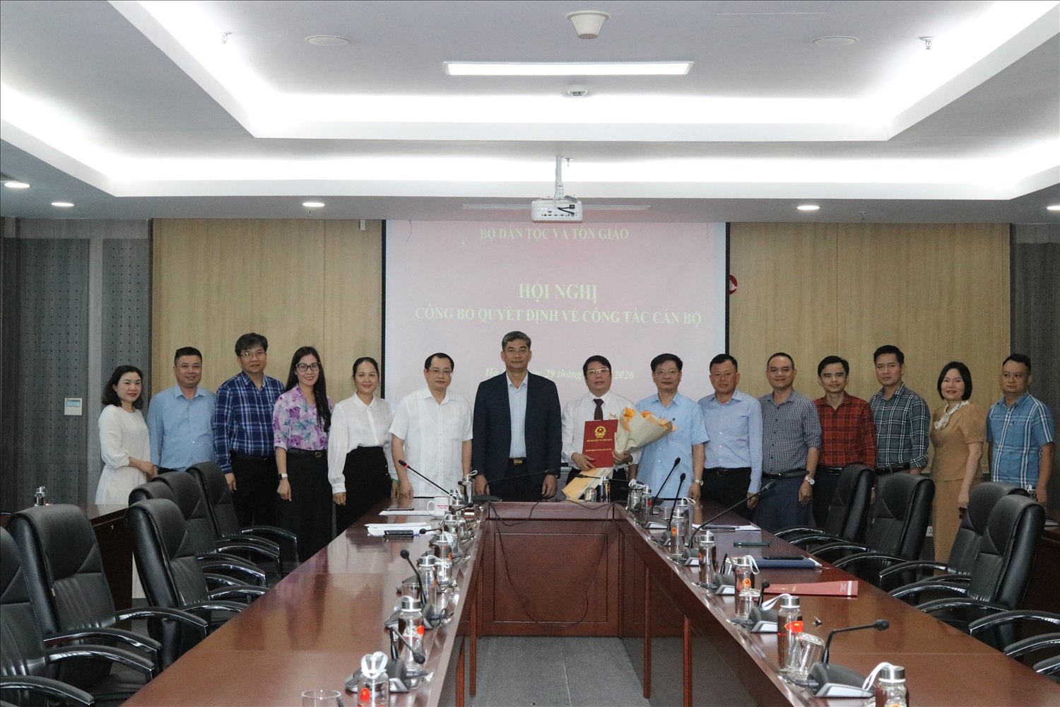 Các vụ, đơn vị chúc mừng ông Nguyễn Viết Hưng nhận quyết định bổ nhiệm