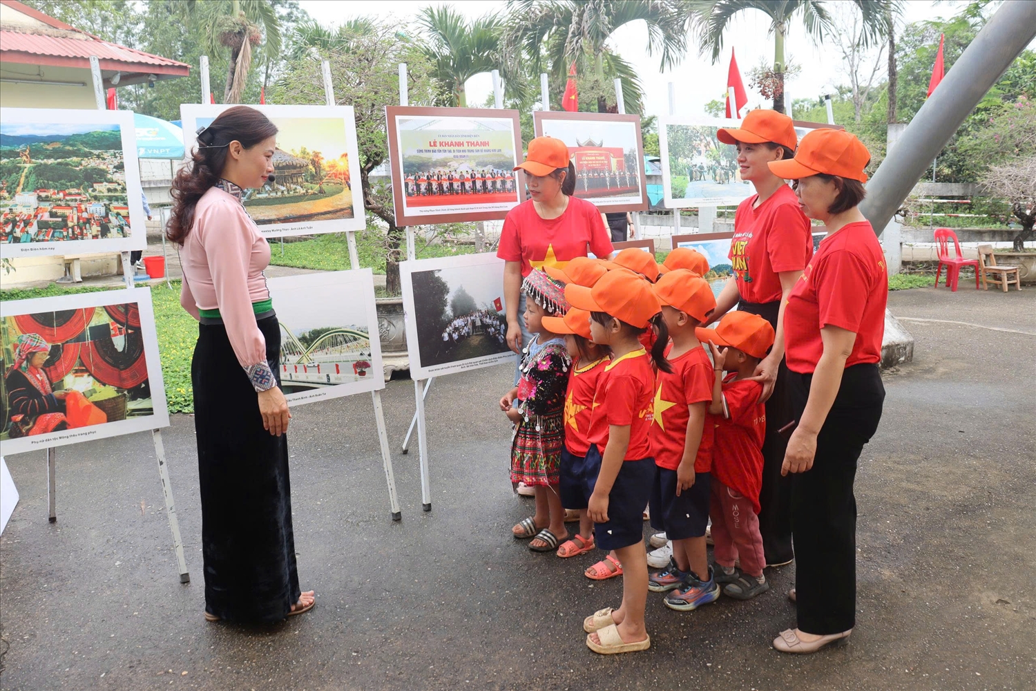 Triển lãm ảnh “Chiến thắng Điện Biên Phủ - Mốc vàng lịch sử” tại Di tích hầm Đờ Cát thu hút thế hệ trẻ