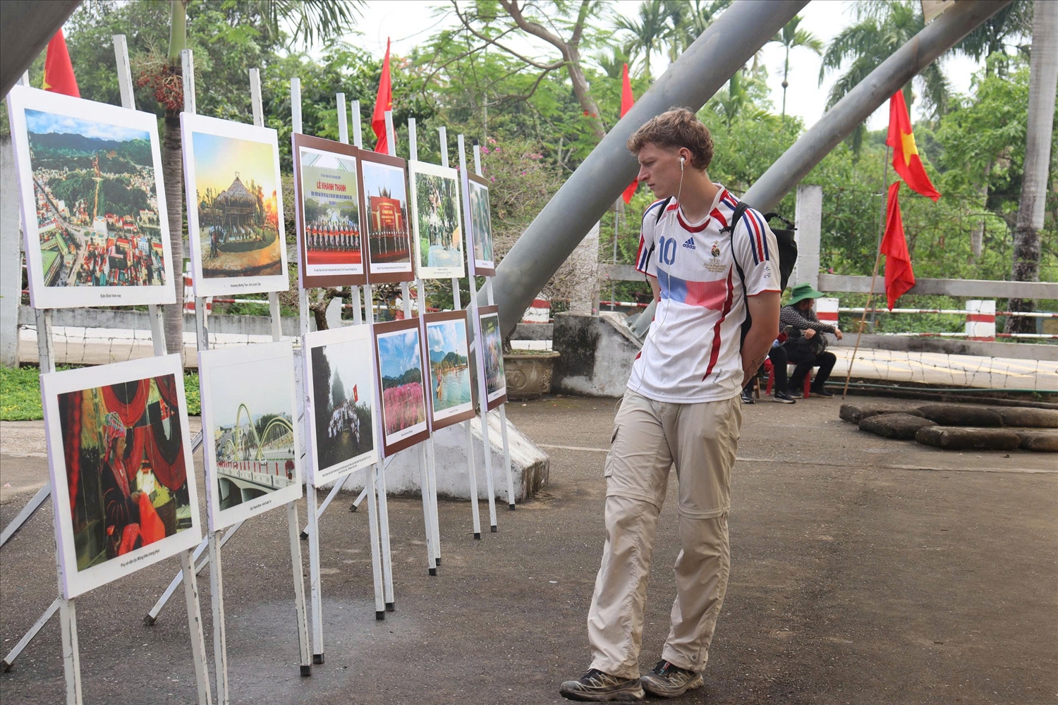 Du khách quốc tế tham quan, tìm hiểu không gian triển lãm