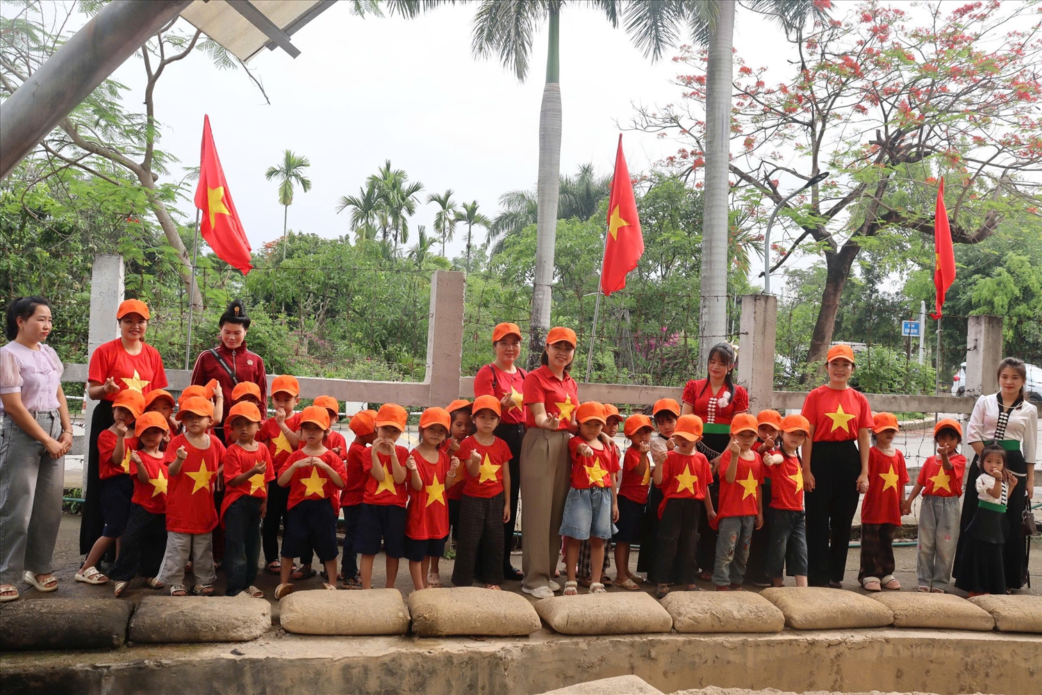 Giáo viên và học sinh chụp ảnh lưu niệm tại Di tích hầm Đờ Cát