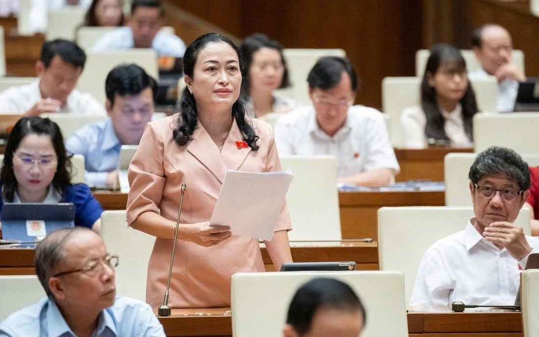6 lần trúng cử đại biểu Quốc hội, bà Trần Thị Hoa Ry tích lũy kinh nghiệm qua từng nhiệm kỳ, gắn bó chặt chẽ với cử tri và từng bước khẳng định vai trò của một đại biểu sâu sát cơ sở