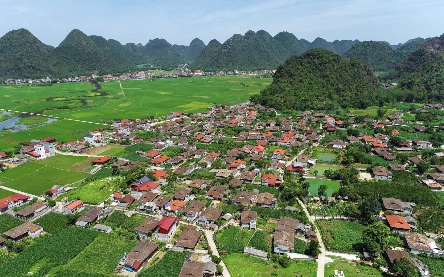 Các đại biểu Quốc hội là người DTTS luôn gắn bó chặt chẽ giữa nghị trường và cơ sở, không chỉ mang tiếng nói bản làng đến Quốc hội mà còn đưa chính sách vào đời sống bằng trách nhiệm và sự thấu hiểu.