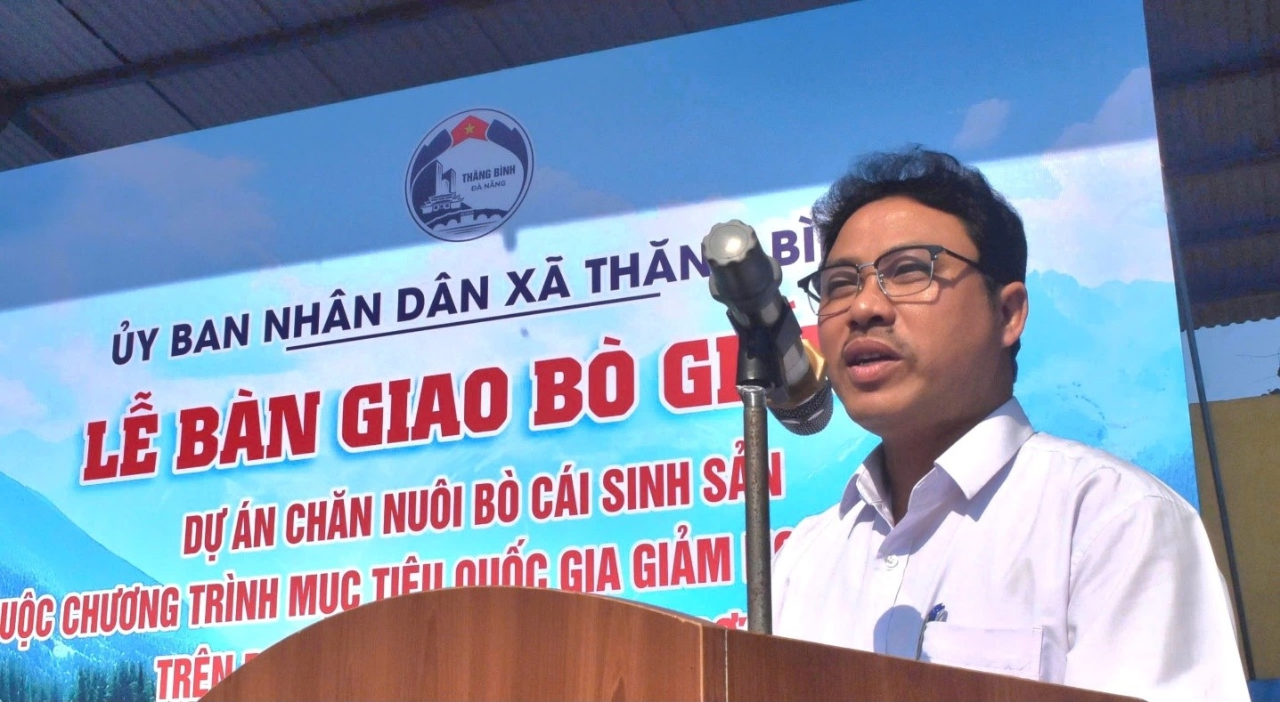 Ông Trần Thế Vinh – Phó Chủ tịch UBND xã Thăng Bình phát biểu tại lễ trao bò giống cho các hộ nghèo. (Ảnh NQ)