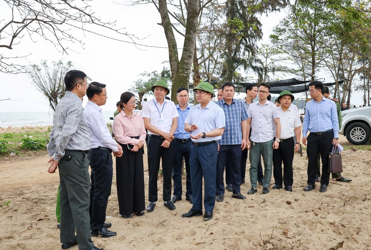 Phó Chủ tịch UBND tỉnh Nghệ An Phùng Thành Vinh (người đội mũ hàng đầu ở giữa) đốc thúc tiến độ với các địa phương để đại Dự án Nhà máy Nhiệt điện LNG Quỳnh Lập khởi công đúng tiến độ