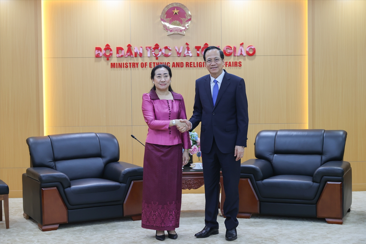 Bộ trưởng Bộ Dân tộc và Tôn giáo Đào Ngọc Dung tiếp xã giao bà Touch Sopharath, Đại sứ Đặc mệnh toàn quyền Vương quốc Campuchia tại Việt Nam (Ảnh. Lê Anh Dũng)