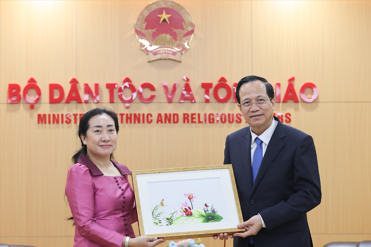 Bộ trưởng Bộ Dân tộc và Tôn giáo Đào Ngọc Dung tặng quà lưu niệm cho bà Touch Sopharath, Đại sứ Đặc mệnh toàn quyền Vương quốc Campuchia tại Việt Nam (Ảnh. Lê Anh Dũng)