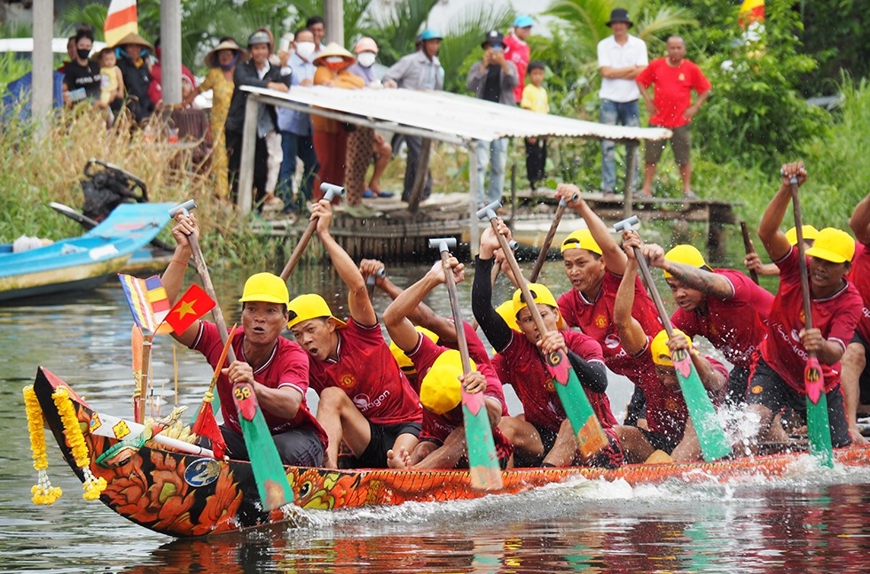 Đua ghe ngo - nét sinh hoạt văn hoá đặc sắc, tạo không khí vui tươi, đoàn kết trong các dịp lễ, tết của đồng bào Khmer (Ảnh MH).