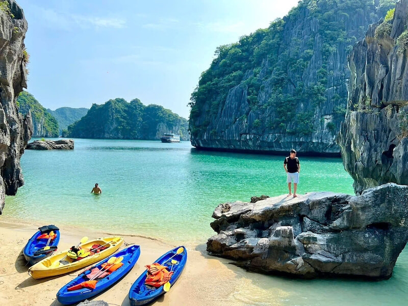 Bãi tắm vịnh Lan Hạ