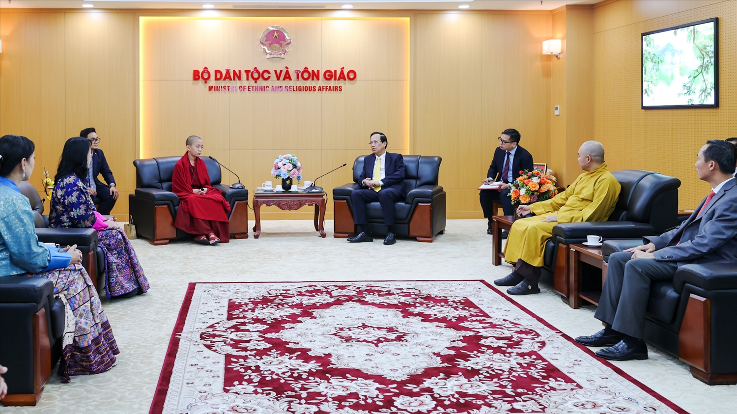 Bộ trưởng Bộ Dân tộc và Tôn giáo Đào Ngọc Dung tiếp Hoàng tôn Vairochana Rinpoche 4