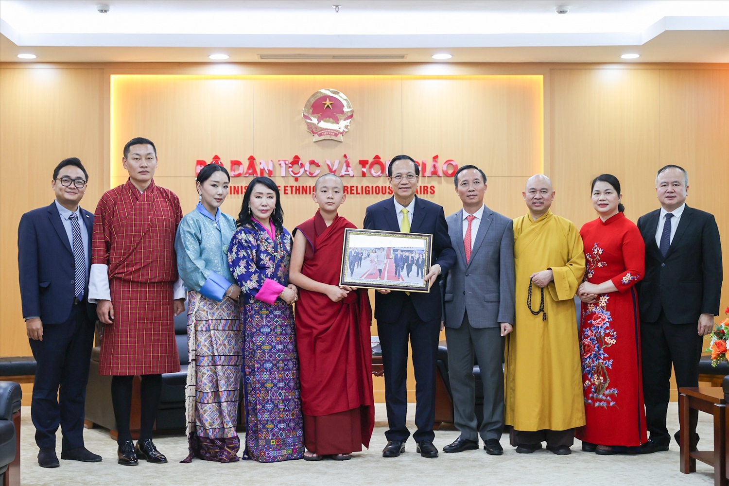 Bộ trưởng Bộ Dân tộc và Tôn giáo Đào Ngọc Dung tiếp Hoàng tôn Vairochana Rinpoche 6